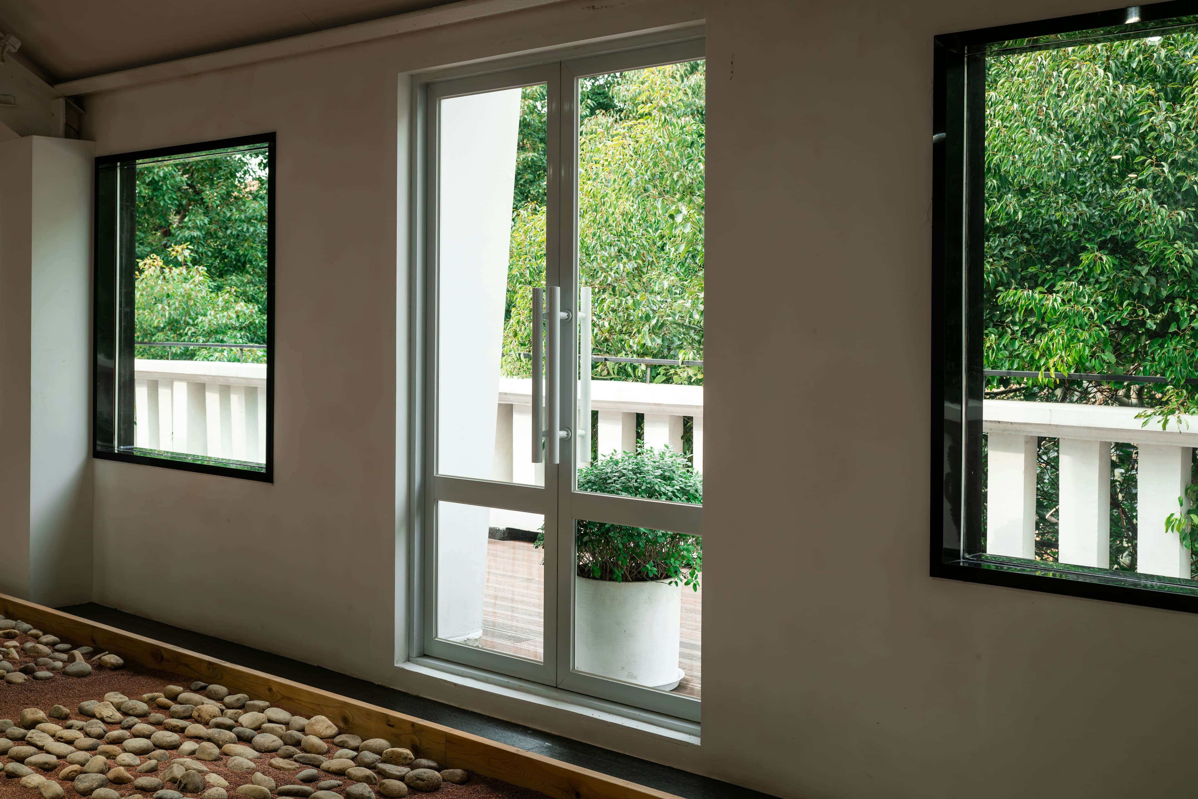 Aluminium slim line sliding window system
